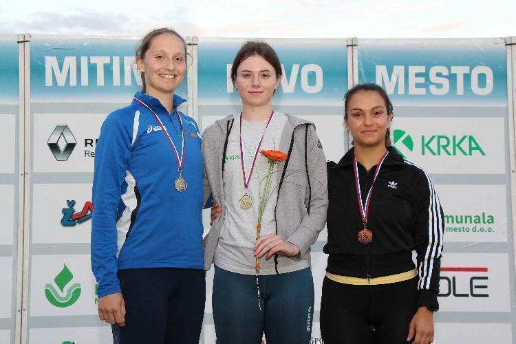 MAL16**>
<p>Kopje je med člani najdlje vrgla članica domačega podjetja Krke Nina Rman (40,47), druga in tretja država Massa Tina Vaupot (39,82) v Hana Bizjak (36,85).</p>

<img  width=